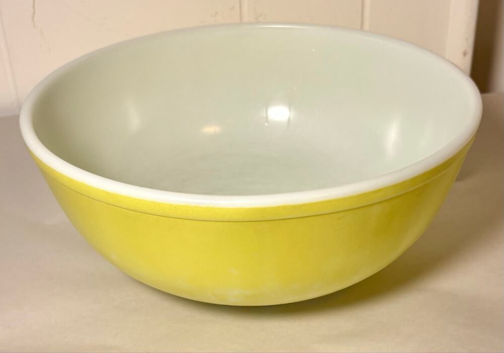 Vintage Pyrex 404 Yellow 4 Qt Mixing Bowl 10.5" Dishwasher Damage